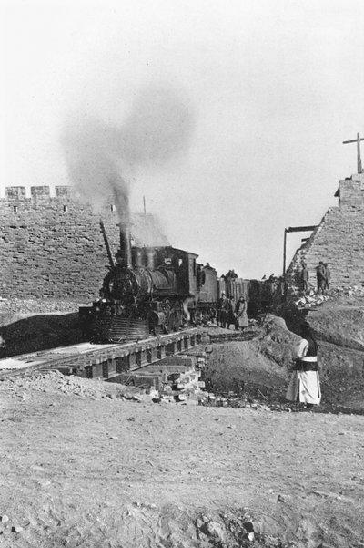 中国北京の壁を通過する最初の列車、1900年頃 作： Chinese Photographer